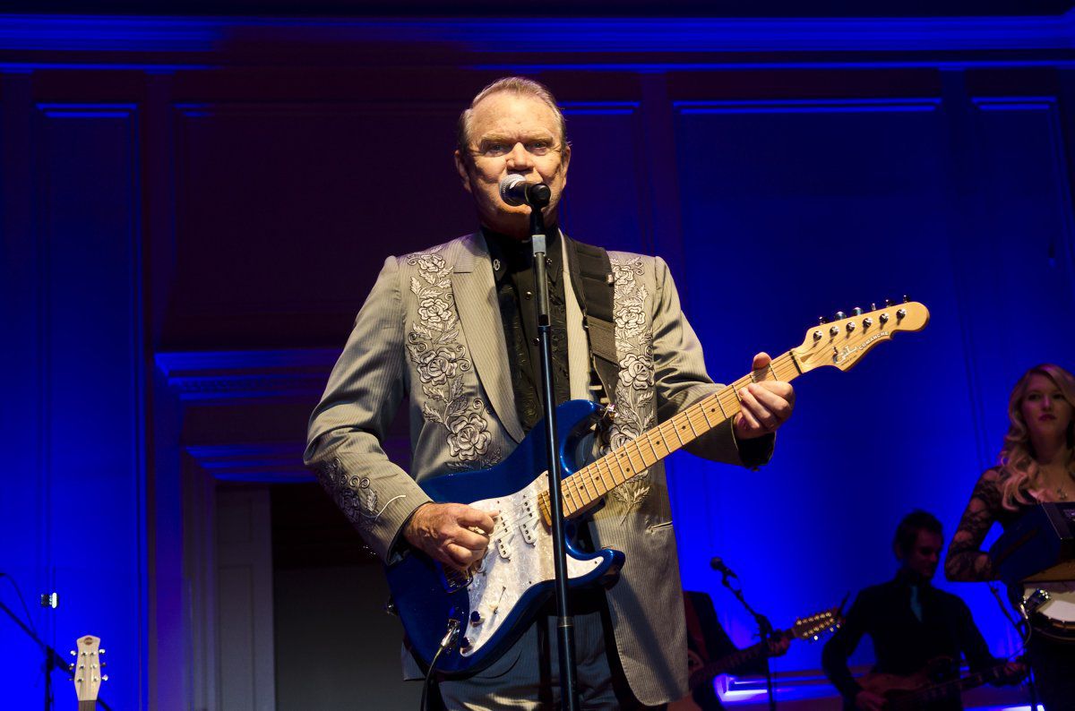 Glen Campbell canât play guitar anymore due to Alzheimerâs ...